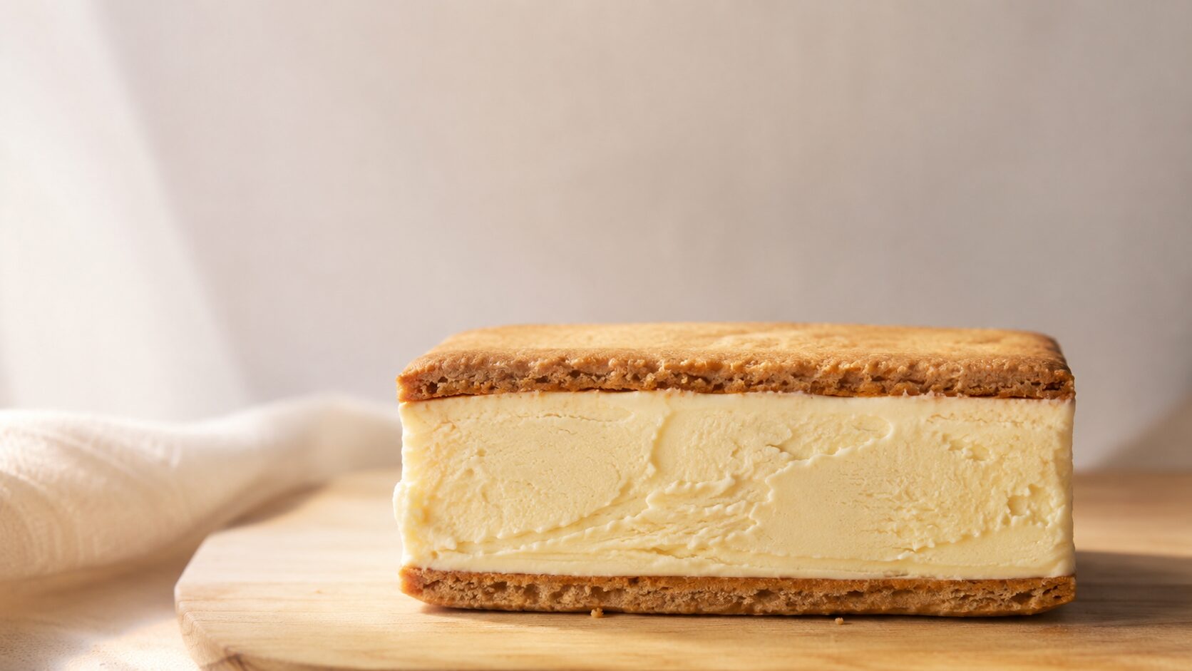 バターサンドの萌え断（厚いバタークリームの断面）