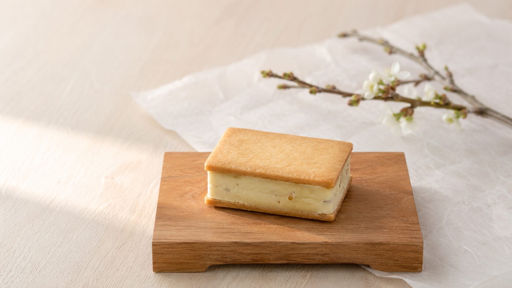 木の台に置いたバターサンドと和紙・季節の枝もの（メディア掲載・受賞歴）