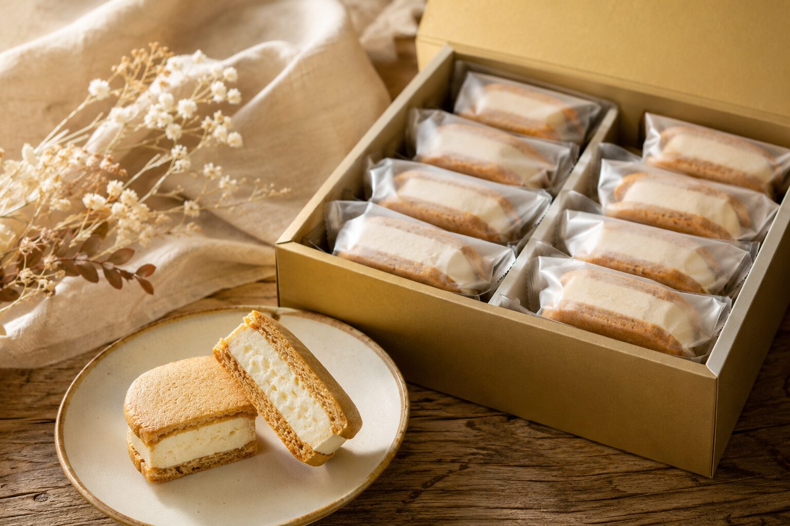 ゴールドの化粧箱に入った菓te-riのバターサンドと、クリームの断面
