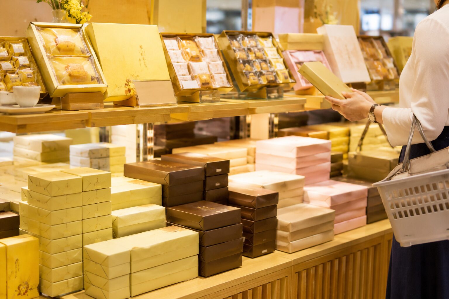 空港や物産館の土産売り場に並ぶ化粧箱入りの宮崎スイーツ