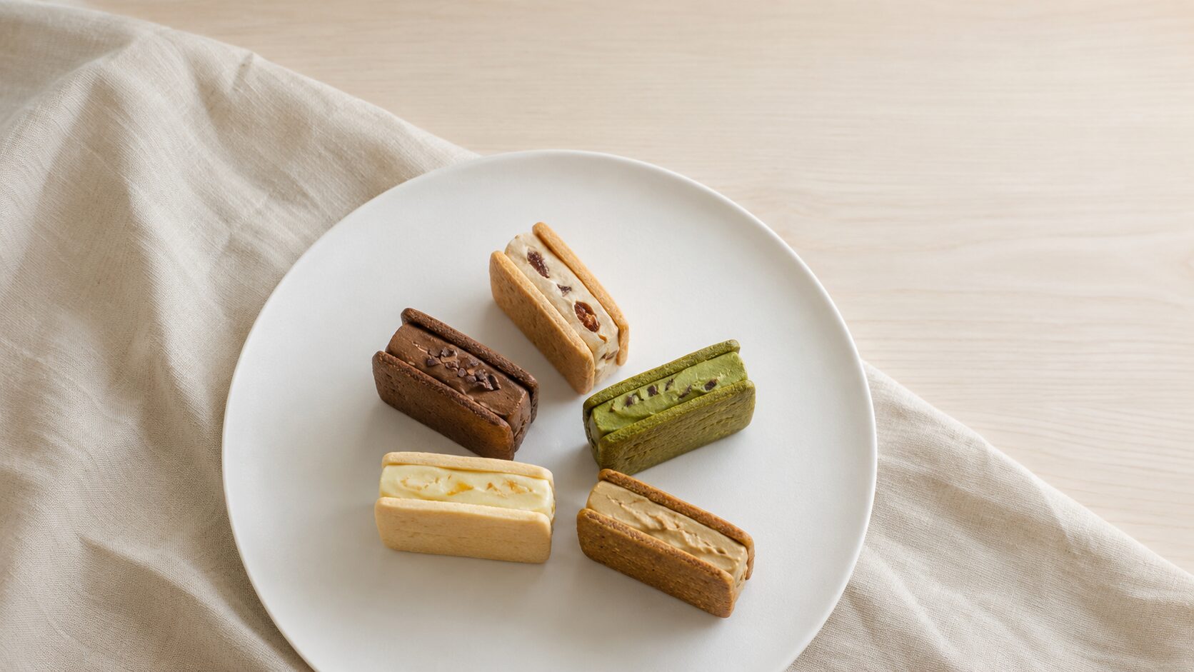 白い皿に美しく並べた数種類のバターサンド